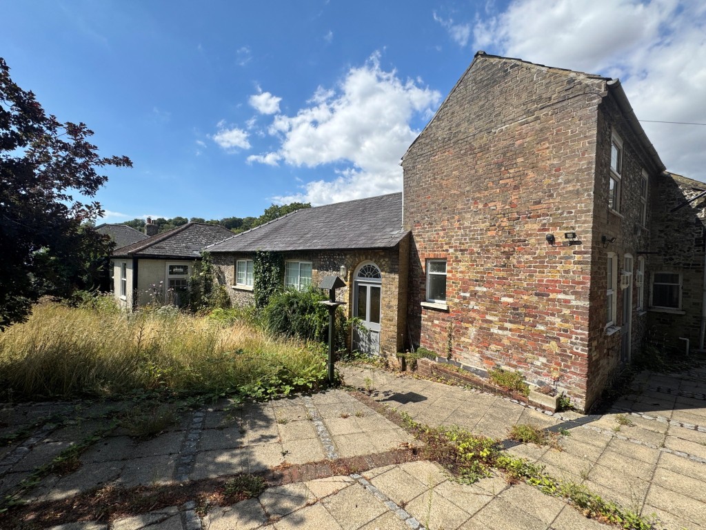 Lot: 98 - ATTRACTIVE CHURCH WITH POTENTIAL - Side of property showing garden area